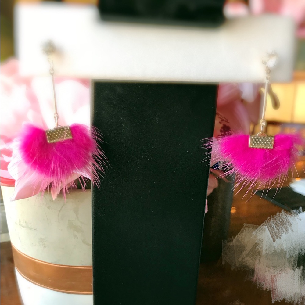 Free with any bundle of 2!!!! Fashion earrings